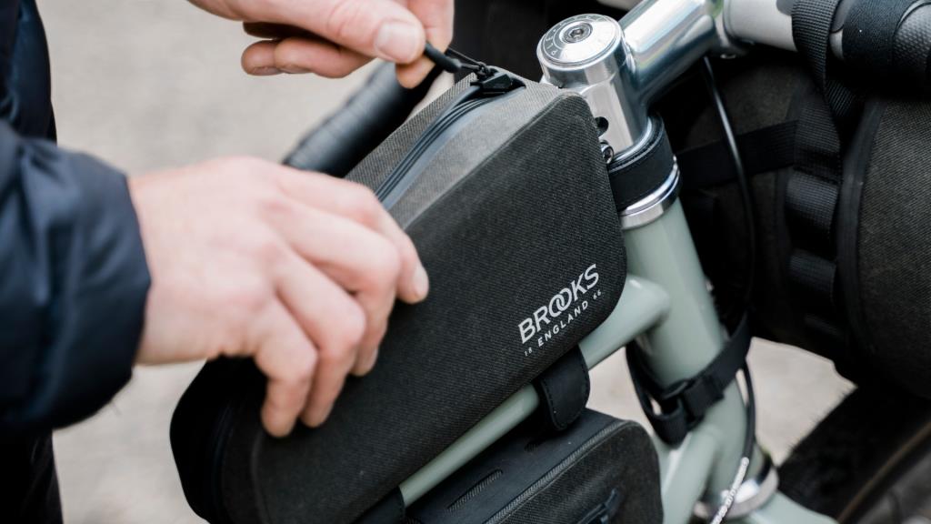 Brooks Scape Top Tube Kadro Üstü Bisiklet Çantası 0.9LT Siyah