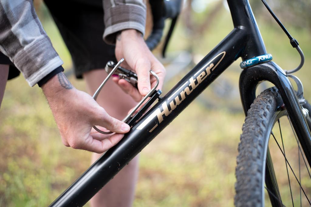Велосипедная сигнализация Knog Scout, совместимая с бутылочной клеткой ALR-200