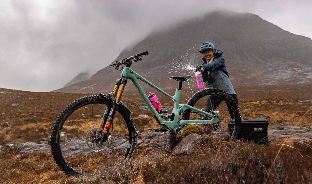 Muc-Off Mobile Pressure Washer Starter Bundle Şarjlı Basınçlı Yıkama Makinesi Başlangıç Paketi 21116