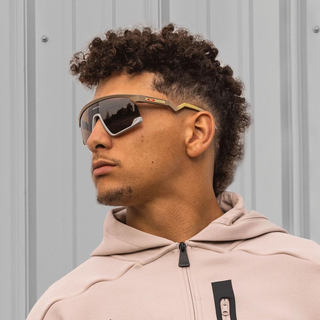 Солнцезащитные очки Oakley BXTR 928009 Матовый бальзам Призма Серые