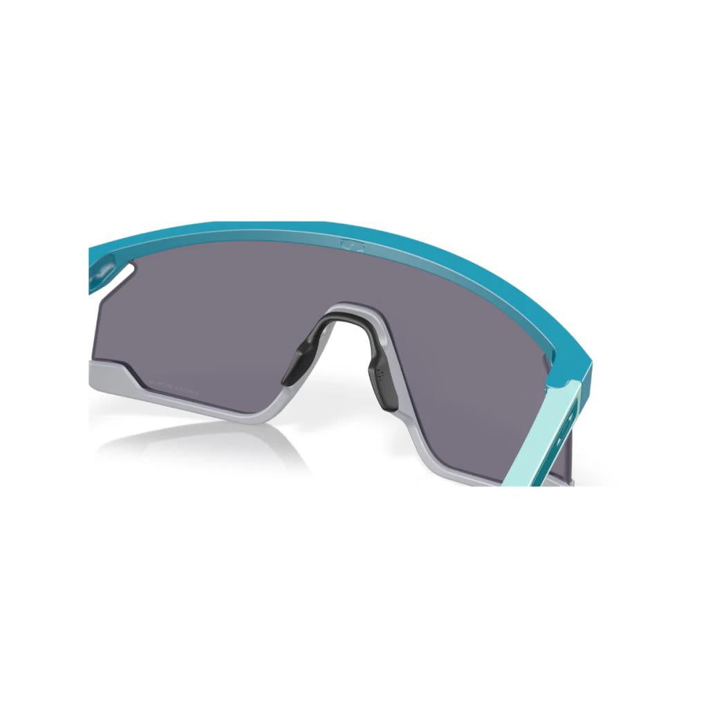 Солнцезащитные очки Oakley BXTR 928009 Матовый бальзам Призма Серые