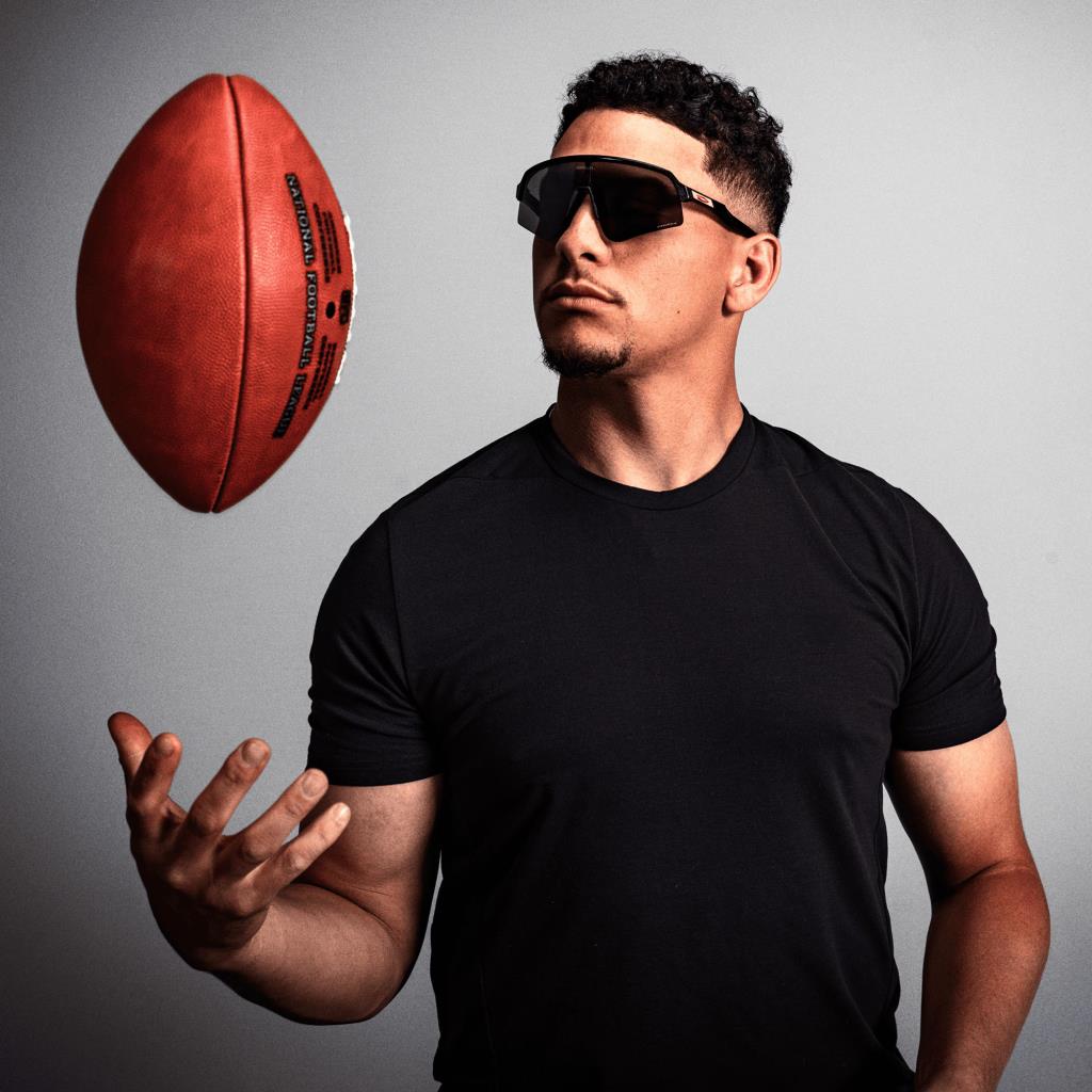 Солнцезащитные очки Oakley Sutro Lite Sweep Patrick Mahomes II Special Collection 946534 Dark Galaxy Prizm Black