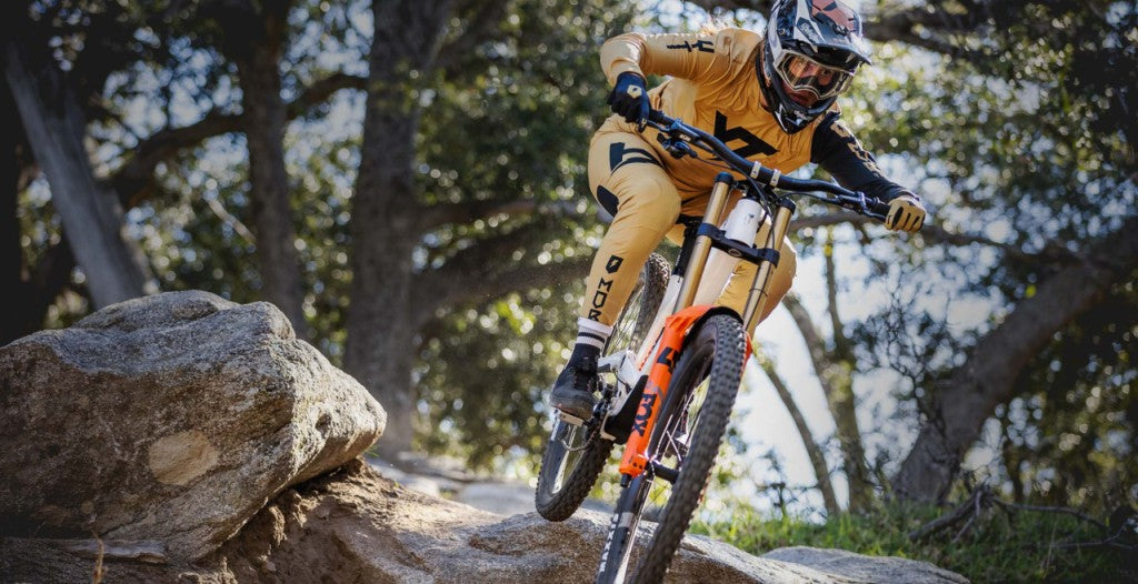 YT Tues MX CORE 4 Karbon Downhill Dağ Bisikleti 2026