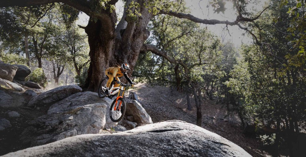 YT Tues MX CORE 4 Karbon Downhill Dağ Bisikleti 2026