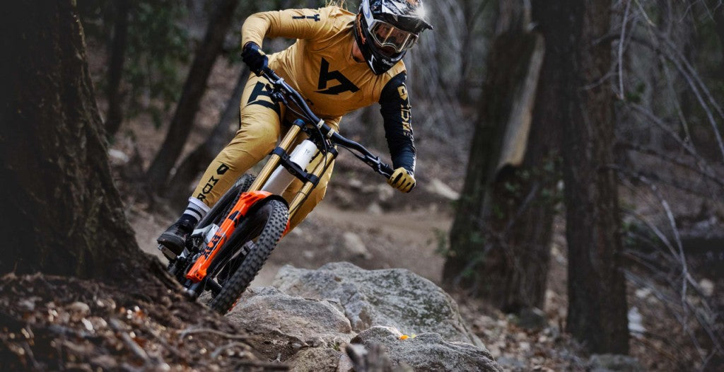 YT Tues MX CORE 4 Karbon Downhill Dağ Bisikleti 2026
