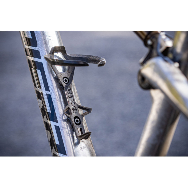 Карбоновый держатель для бутылки с водой Zefal Pulse L2