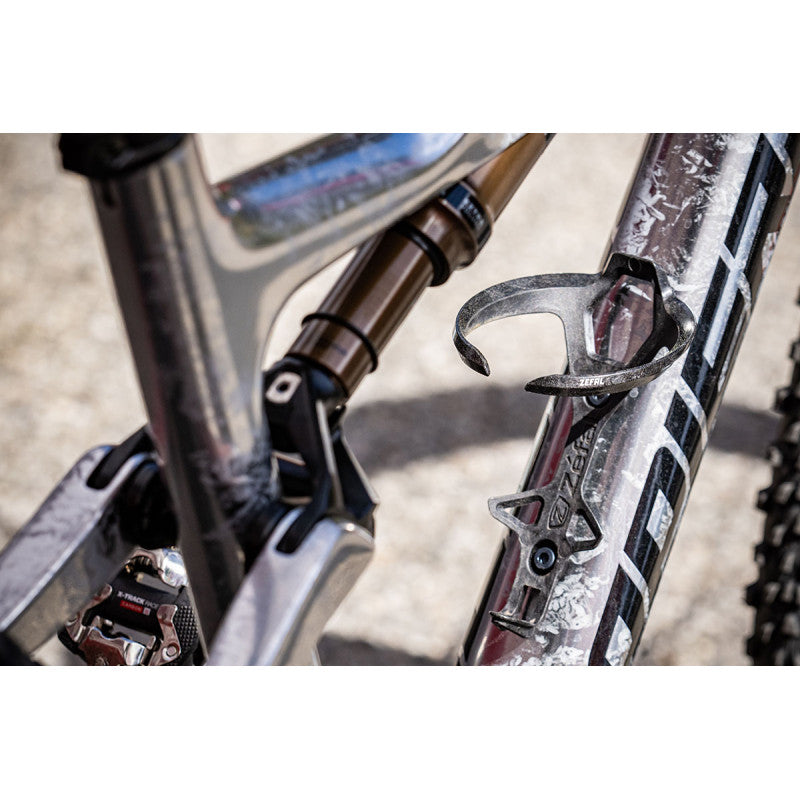 Карбоновый держатель для бутылки с водой Zefal Pulse L2