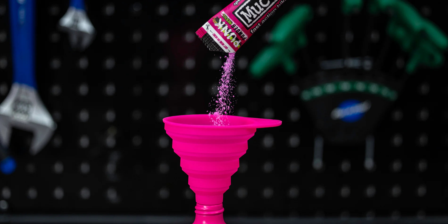 Muc-Off Collapsible Oil Funnel Katlanır Yağ Hunisi Pembe