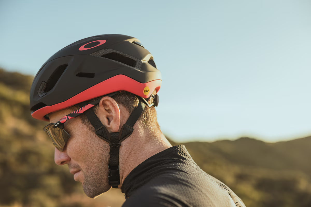 Oakley ARO5 Race Mips BOA Ionic+ Road Bike Helmet 2025 Model FOS901302 02T 24 'Giro D'italia Medium