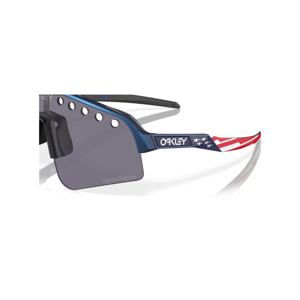 Oakley Sutro Lite Sweep Güneş Gözlüğü 946528 Amerikan Bayraklı TLD Blue ColorShift Prizm Grey