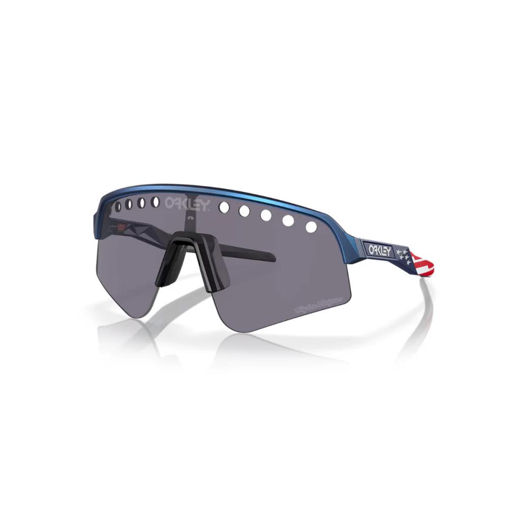 Oakley Sutro Lite Sweep Güneş Gözlüğü 946528 Amerikan Bayraklı TLD Blue ColorShift Prizm Grey