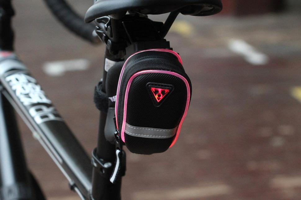 Topeak Aero Wedge IGlow Led Işıklı Sele Altı Çanta 0.5L Small TIG-AW02