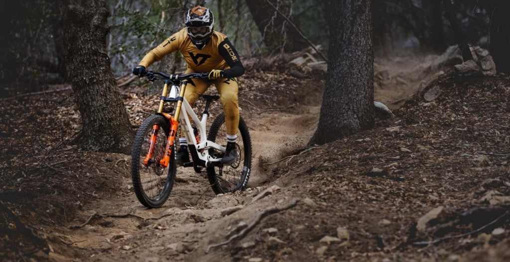 YT Tues MX CORE 4 Karbon Downhill Dağ Bisikleti 2026