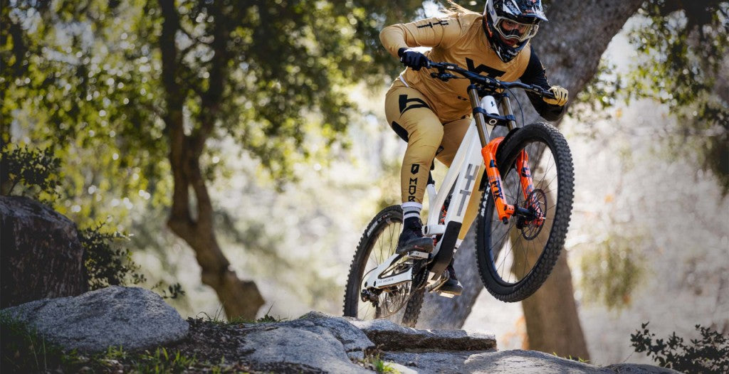 YT Tues MX CORE 4 Karbon Downhill Dağ Bisikleti 2026